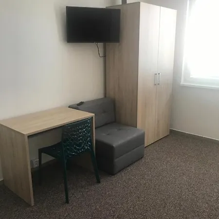 Apartmanove V Priemyselnej Zone 아파트 브라노우나트토플료우