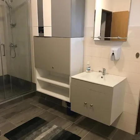 Apartmanove V Priemyselnej Zone 브라노우나트토플료우